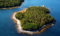 Apenas 74.500 dólares cuesta esta isla situada en la provincia canadiense de Nueva Escocia, al este de Canadá. De 3,2 hectáreas de superficie, ofrece unas espectaculares playas de arena blanca y una densa vegetación con bosques de pino. De hecho, permanece casi inalterada y no hay ninguna propiedad en su interior. (Foto: Facebook / <a href="http://www.facebook.com/VladiPrivateIslands/photos/a.119121394820767/1115386861860877/?type=3&theater" rel="nofollow noopener" target="_blank" data-ylk="slk:Vlade Private Islands;elm:context_link;itc:0;sec:content-canvas" class="link ">Vlade Private Islands</a>).