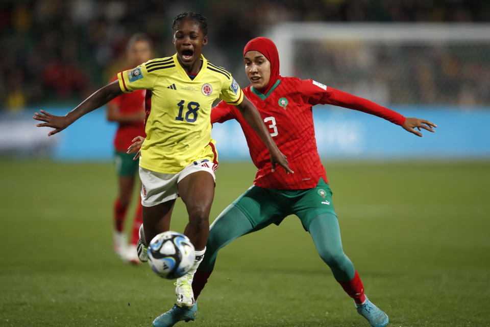 La delantera colombiana Linda Caicedo (izquierda) pugna el balón con la marroquí Nouhaila Benzina durante el partido del Grupo H del Mundial femenino, el jueves 3 de agosto de 2023, en Perth, Australia. (AP Foto/Gary Day)