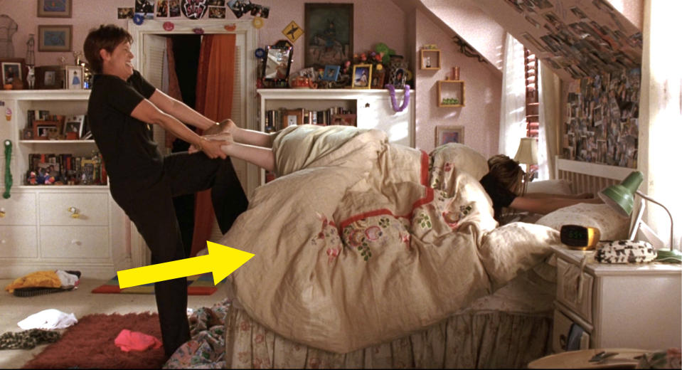 Anna's room was like the gateway drug to Kat's room in 10 Things. It had an edge, but it wasn't a fully formed edgy room yet. It still had touches of softness, like this comforter situation. Like, how can you look at that and not want to just cozy up??