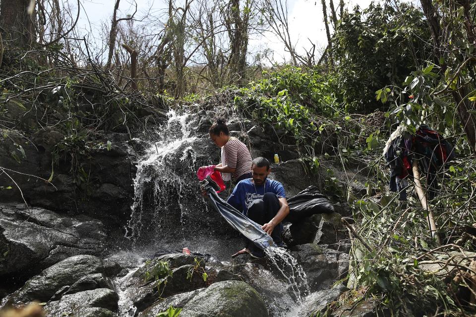 <p>Ante la falta de electricidad y agua, algunso residentes han tenido que lavar sus ropas en arroyos. (Photo by Joe Raedle/Getty Images) </p>