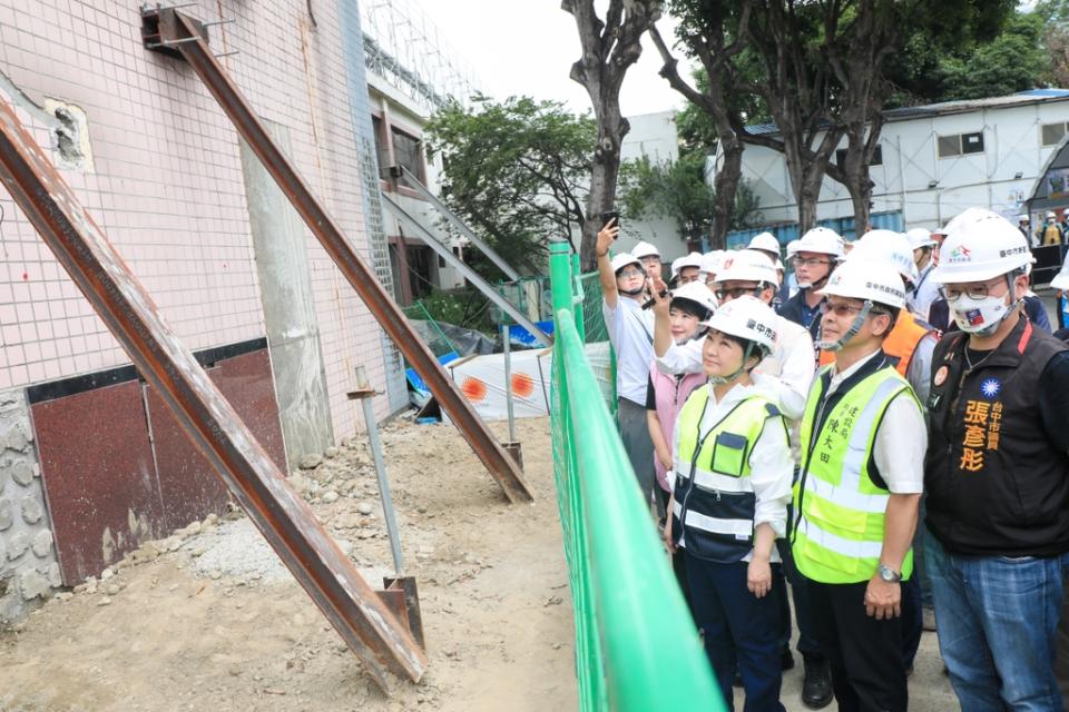 《圖說》台中市長盧秀燕視察「美村綜合服務園區」工程進度。