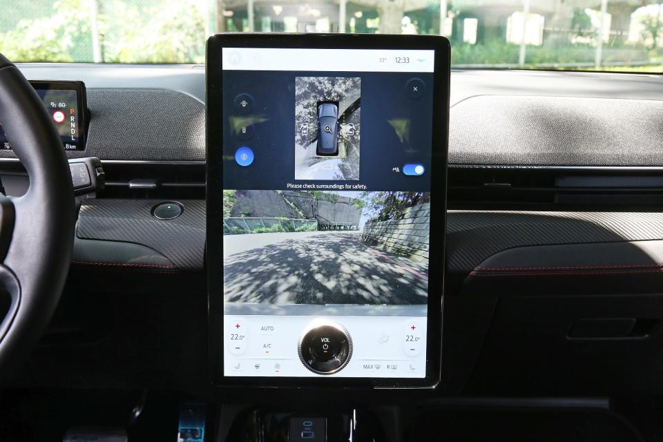 360度環景影像輔助以及FAPA主動式停車輔助系統皆為標配，對駕駛相當友善，可說安全與實用性兼具。