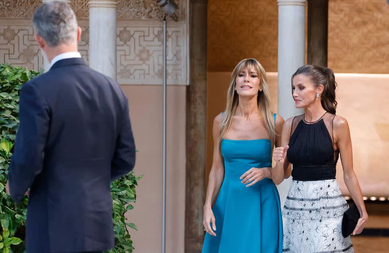 María Begoña Gómez, la esposa del presidente Pedro Sánchez, y la reina Letizia, en la Alhambra, en Granada. (Ludovic MARIN / AFP)