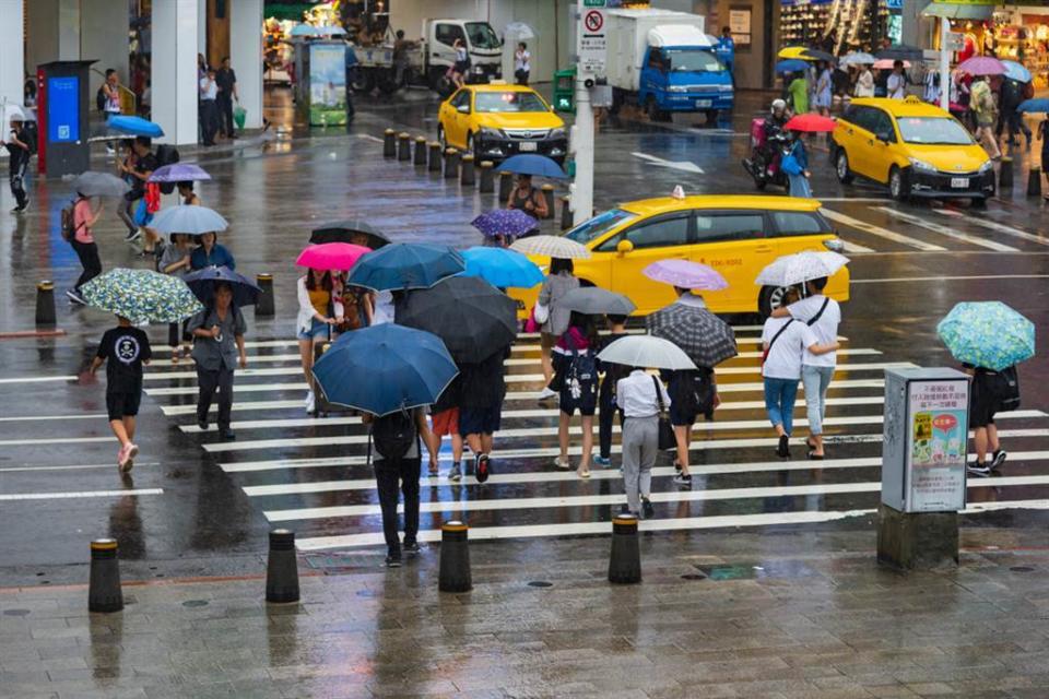 中央氣象局表示，周二起至下周日迎風面水氣抬升，中南部易降雨，且有較大雨勢。(達志影像/shutterstock)