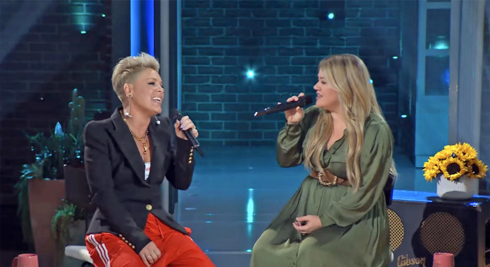Pink and Kelly Clarkson earned a standing ovation from the audience for their acoustic version of 