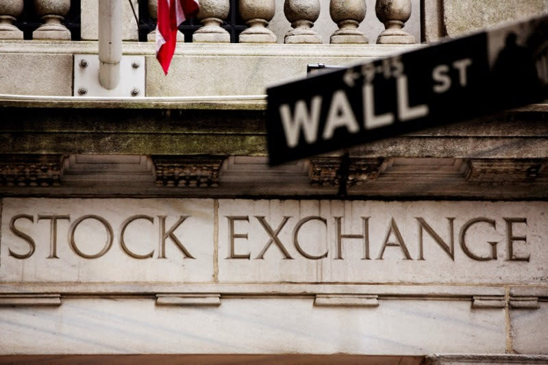 Dettaglio dell'ingresso della Borsa di New York a Wall Street. REUTERS/Lucas Jackso