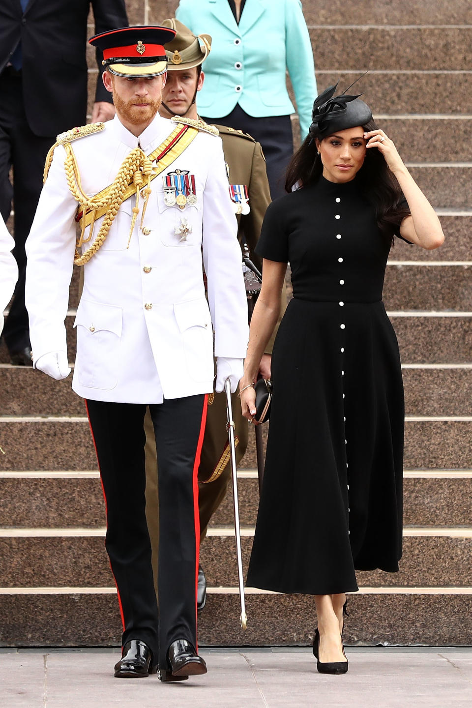 <p>La pareja también atendió un servicio memorial en el que Harry lució sus galas militares y Meghan un vestido negro coordinado con un tocado de Philip Treacy.<br>Getty </p>