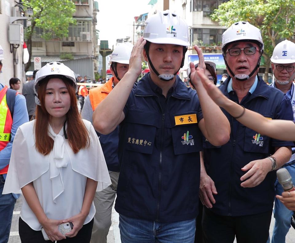 台北市中山區大直街「基泰大直」7日工地發生重大工安意外，造成鄰近民宅嚴重龜裂下陷，9日一早施工單位已經開始進行回填作業。台北市長蔣萬安（中）與副市長李四川（右）取消行程早晚各跑一次事故現場以掌握最新進度。（季志翔攝）