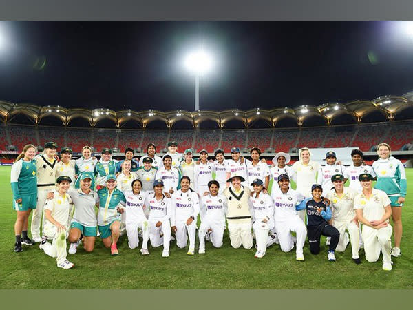 India and Australia cricket teams (Photo/ Australian Women's Cricket Team Twitter)