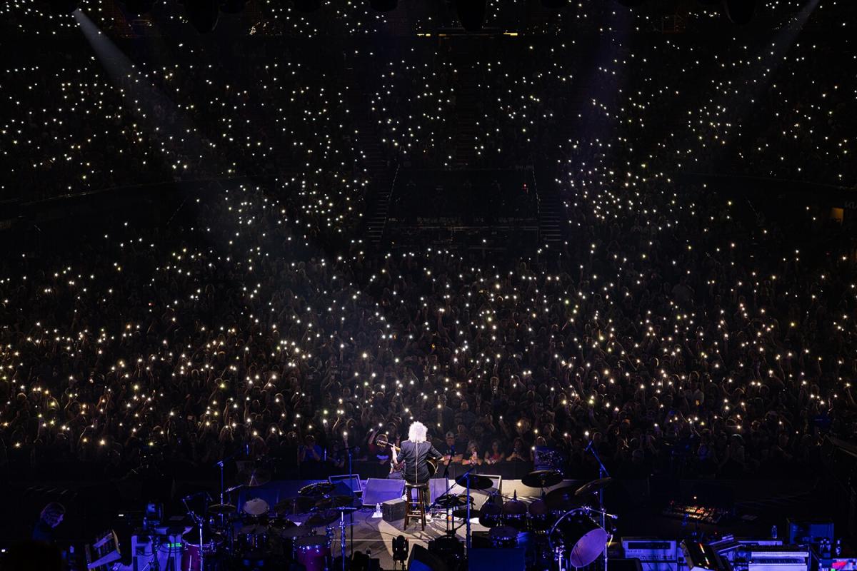 You are currently viewing Brian May toca la canción de bodas de Taylor Hawkins ‘Love of My Life’ a pedido de su viuda Alison