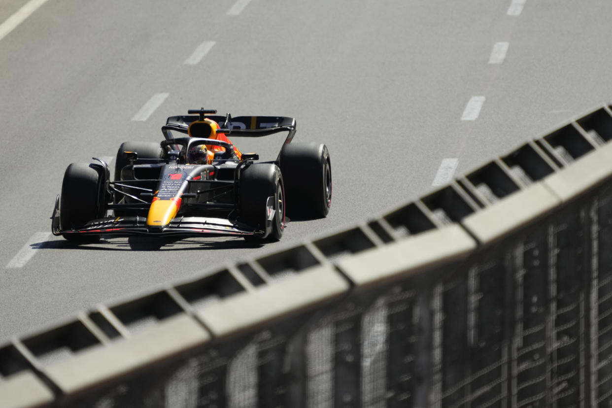 Max Verstappen conduce su Red Bull durante el Gran Premio de Azerbaiyán, el domingo 12 de junio de 2022, en Bakú. (AP Photo/Sergei Grits)