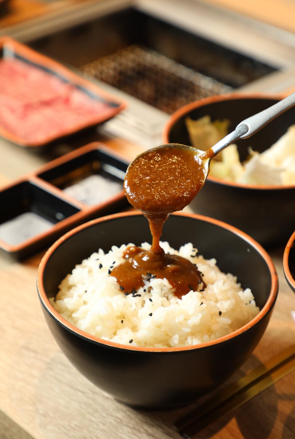 套餐均含韓式泡菜、醃漬蘿蔔、白飯以及元氣雞湯，另外也能加購「執事和風咖哩醬」。（59元／份）