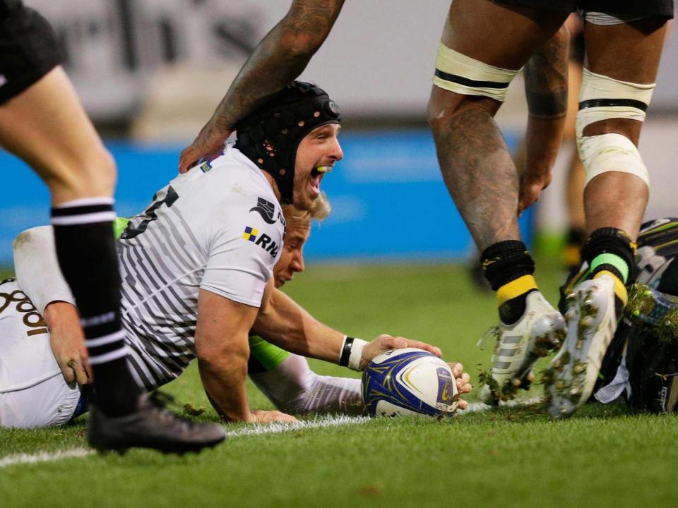 Dan Evans touches down to score for the Ospreys (Getty)