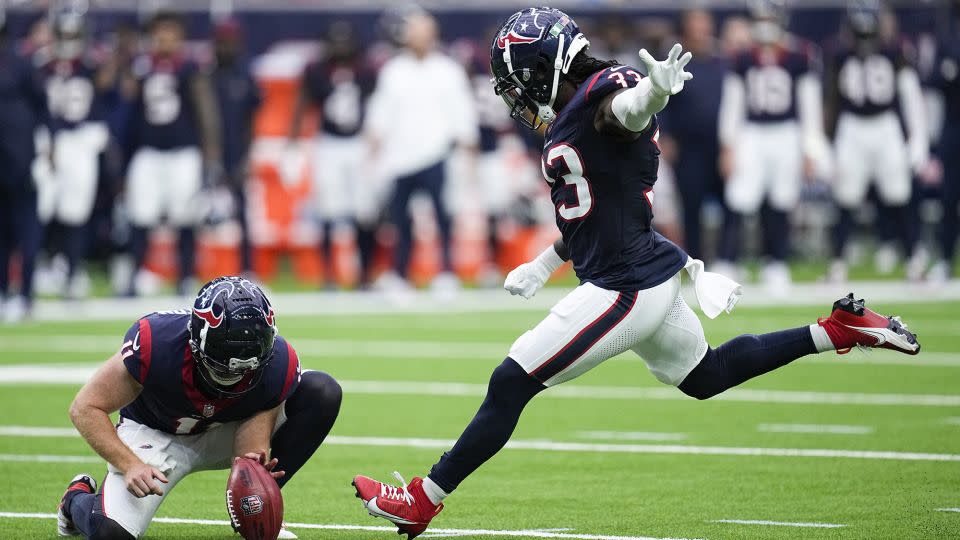 Ogunbowale kicks a field goal against the Buccaneers. - Eric Gay/AP