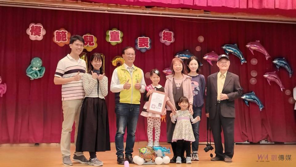 ▲彰化市公所表彰市內193位優秀的幼兒園生和國小學生，林世賢頒發獎項，並向孩子們致以最誠摯的祝福。（記者陳雅芳攝）