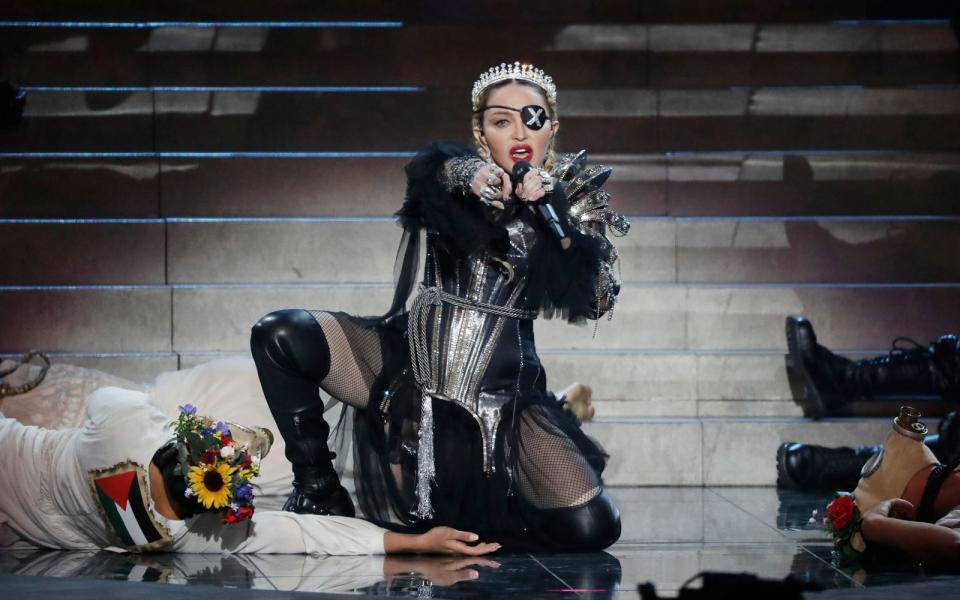 Madonna auf die 80er-Jahre zu beschränken, wäre Quatsch, aber natürlich: Damals wurde sie zur wichtigsten und einflussreichsten weiblichen Sängerin der Welt, zur "Queen of Pop". In der Folge erfand Madonna sich immer wieder neu, teils mit radikalen Image-Wechseln. Die Zeiten, in denen sie entscheidende Pop-Akzente setzte, das weiß sie selbst, sind allerdings vorbei. (Bild: Michael Campanella/Getty Images)