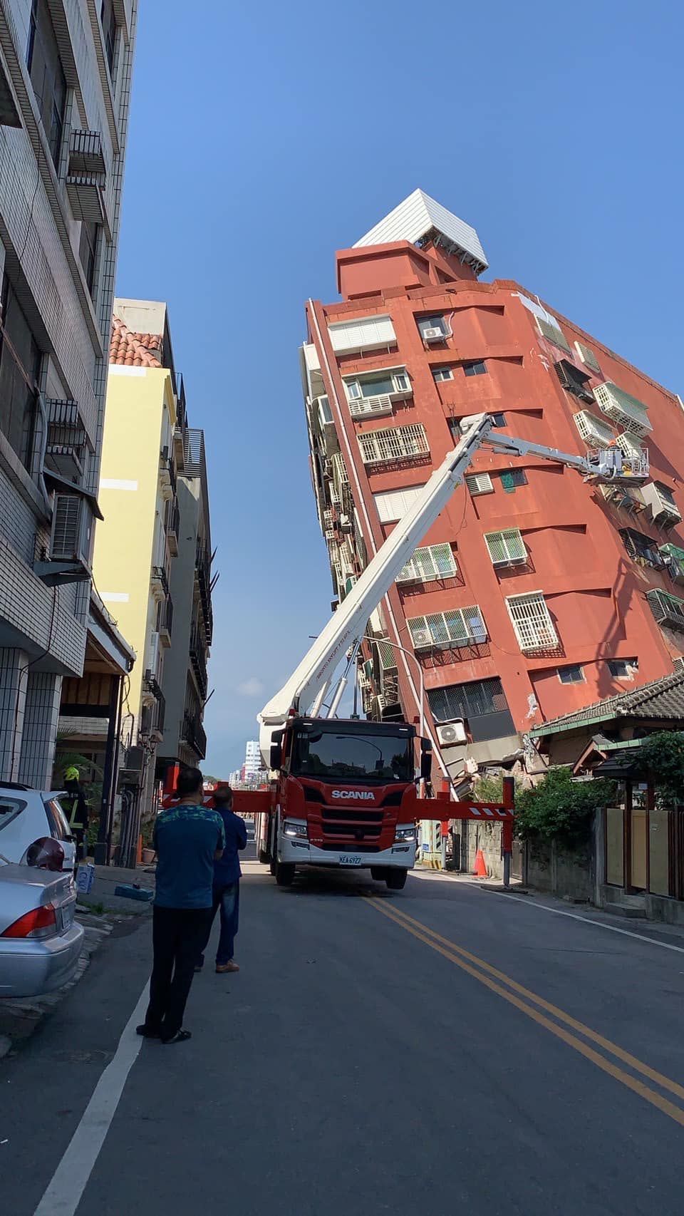 主播張齢予家族經營花蓮飯店對面大樓傾斜（麗翔酒店提供）