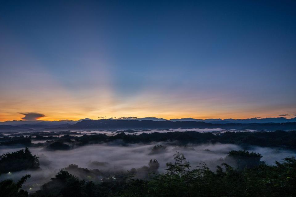 二寮美麗的曙光乍現，炸出了漂亮的霞光映著雲海。（記者張淑娟攝）