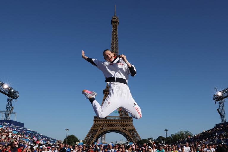 La medallista de oro en la final de gimnasia femenina en trampolín, la británica Bryony Page, posa en el Champions Park de Trocadero durante los Juegos Olímpicos de París 2024