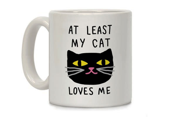 <p>La frase perfecta, pues a pesar de odiar al mundo y San Valentín, seguramente encuentra un poco de cariño en el gato que le espera en casa, siempre y cuando le dé de comer. La taza es de <em>Look Human</em> y cuesta 14.99 dólares. Foto: <em><a rel="nofollow noopener" href="https://www.lookhuman.com/design/337838-at-least-my-cat-loves-me" target="_blank" data-ylk="slk:lookhuman.com;elm:context_link;itc:0;sec:content-canvas" class="link ">lookhuman.com</a></em> </p>