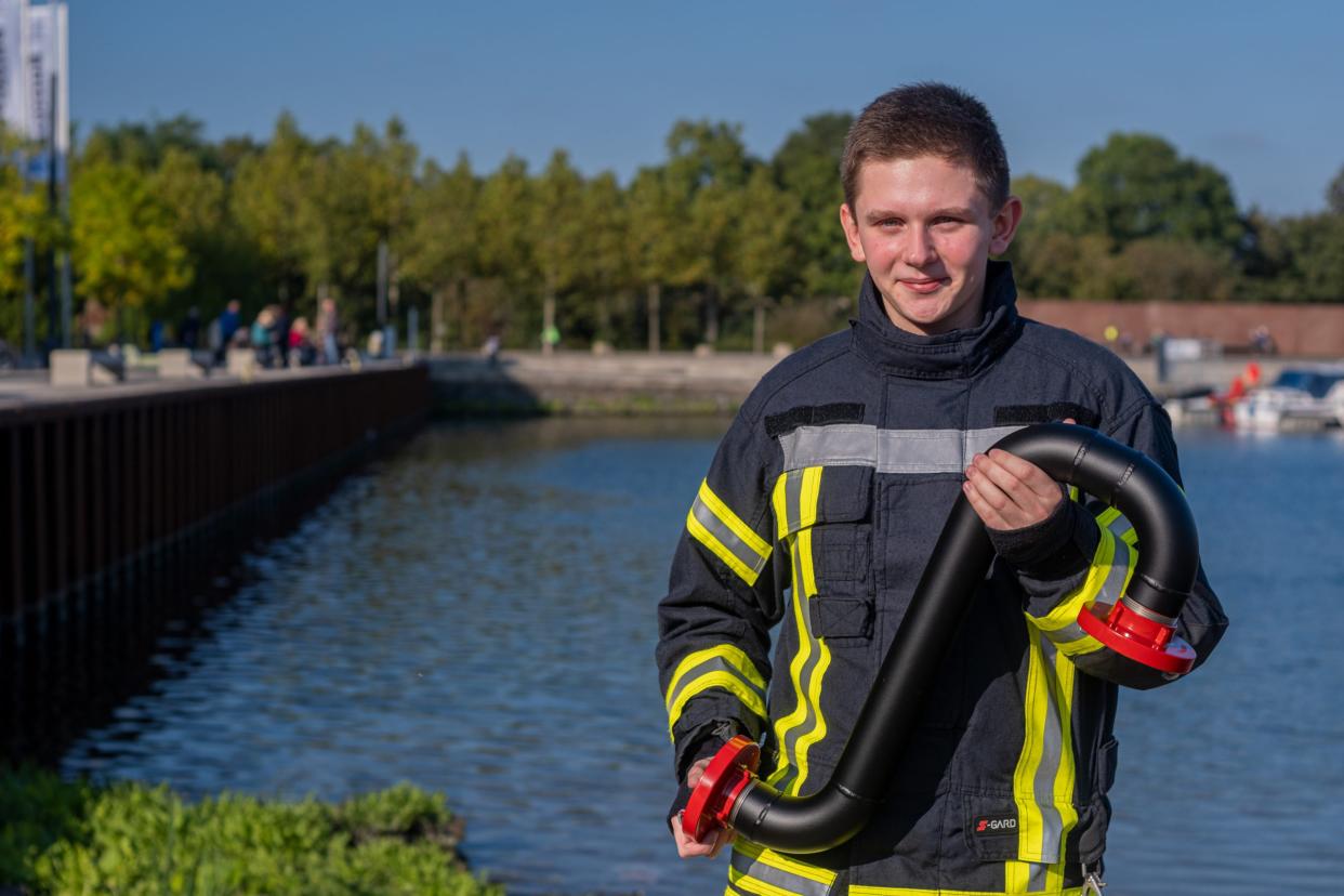 Denis Drosdzol hält seine Erfindung in der Hand. Mit dem Umkippschutz für Tauchpumpen soll die Arbeit bei Überschwemmungen sicherer werden.  - Copyright: Privat