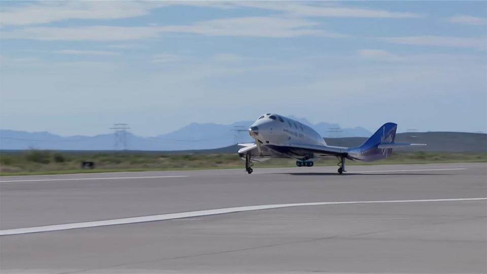 Commander C.J. Sturckow and co-pilot Kelly Latimer guide the VSS Unity spaceplane to a picture-perfect gliding touchdown on Spaceport America's 12,000-foot-long runway.  / Credit: Virgin Galactic