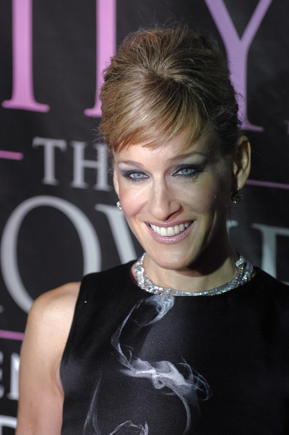 Sin embargo, no es muy amiga del flequillo. Para promocionar el lanzamiento en DVD de 'Sexo en Nueva York: La película' (2008) escogió un peinado inspirado en Audrey Hepburn. (Foto: Ray Tamarra / Getty Images)