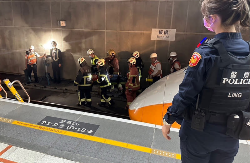 高鐵板橋站乘客落軌  警消救援（1） 新北市消防局5日下午獲報指高鐵板橋站第1月台有旅 客從月台墜落，隨即派員到場搶救，15分鐘後將落軌 女子拉上月台，所幸傷者意識清楚無生命危險。 （翻攝畫面） 中央社記者黃旭昇新北市傳真  113年4月5日 