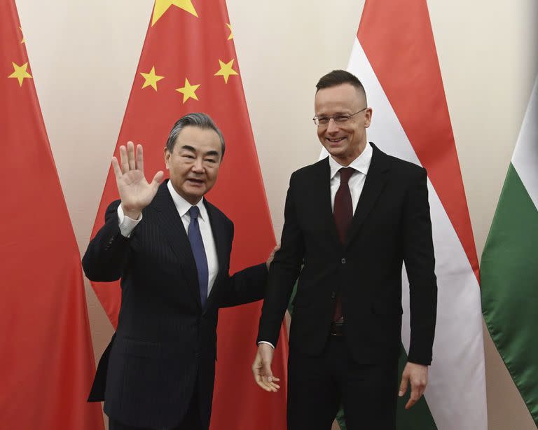 El ministro húngaro de Asuntos Exteriores y Comercio, Peter Szijjarto, recibe a su contraparte china, Wang Yi, para una reunión en Budapest, Hungría, el lunes 20 de febrero de 2023. 