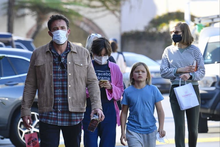 Ben Affleck disfrutó de un almuerzo en Los Ángeles con sus hijos y su madre