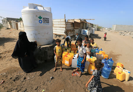 Children wait to fill jerry cans with drinking water on Salam Street in north Hodeidah, Yemen March 25, 2019. REUTERS/Abduljabbar Zeyad