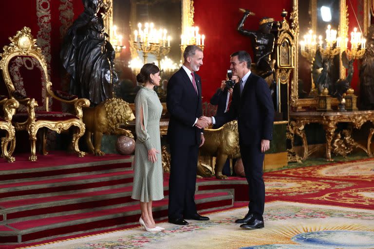 El presidente español, Pedro Sánchez, saluda a los reyes de España
