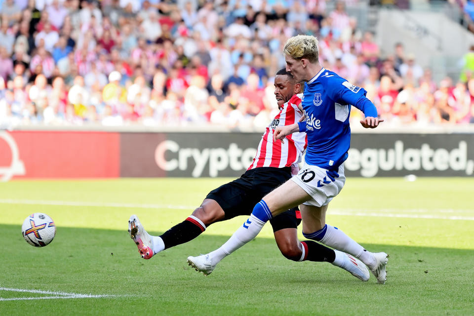 BRENTFORD, ENGLAND - AUGUST 27: Anthony Gordon (R) of Everton shoots to score during the Premier League match between Brentford and Everton at Brentford Community Stadium on August 27, 2022 in Brentford, England. (Photo by Tony McArdle/Everton FC via Getty Images)