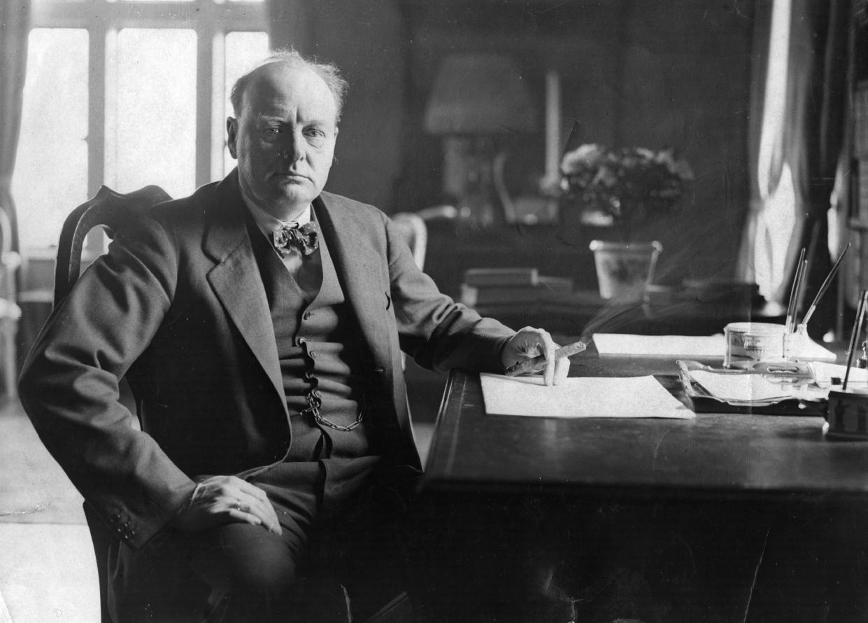 Winston Churchill (1874 - 1965) sitzt an seinem Schreibtisch in Chartwell. 