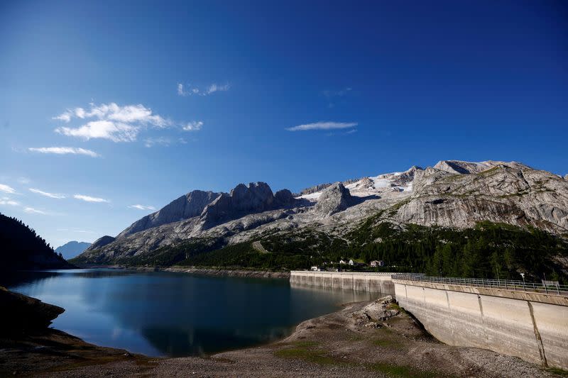 La cumbre de Punta Rocca se ve después de que parte de un glaciar de montaña se derrumbara en los Alpes italianos, en la cresta de la Marmolada, Italia