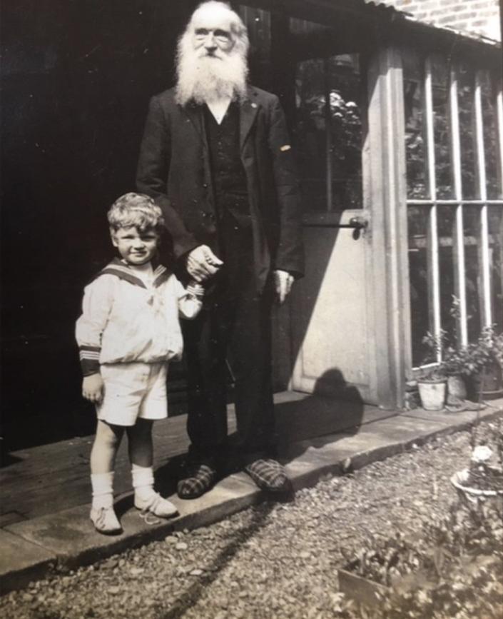 Duncan Napier con Jack, el padre de Lynda, a los cuatro años en 1918