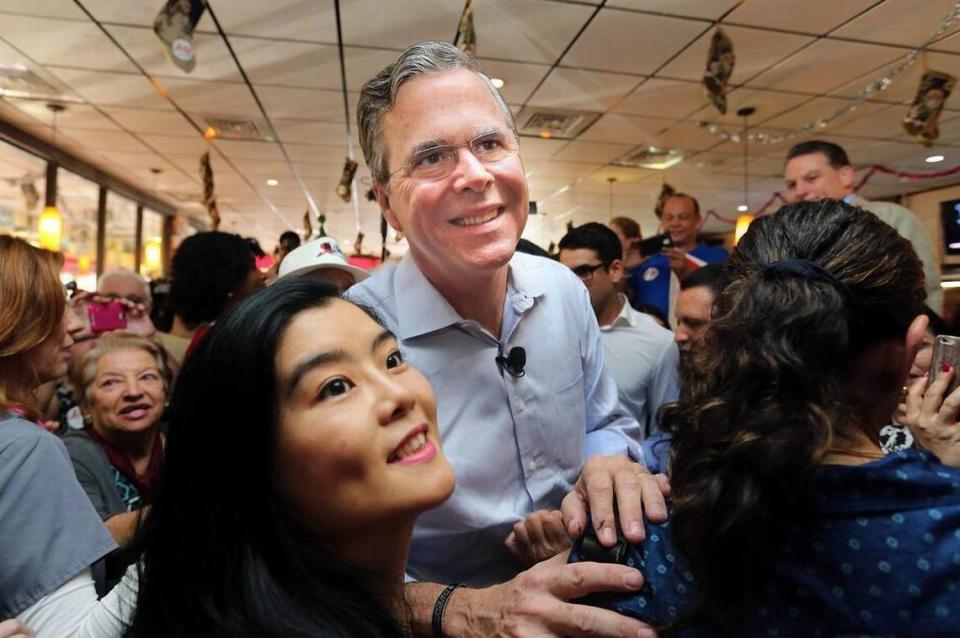 El candidato presidencial Jeb Bush sonríe para selfies con simpatizantes en el restaurante cubano Chico's, en Hialeah, el lunes 28 de diciembre de 2015, en su primera etapa de muchas paradas de campaña en la Florida. C.M. GUERRERO/EL NUEVO HERALD