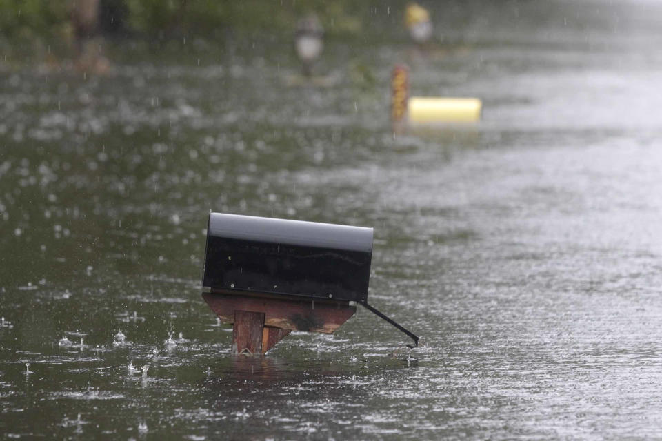 <p>Ein Briefkasten steht in der überfluteten Mill Creek Road. (Bild: DPA) </p>