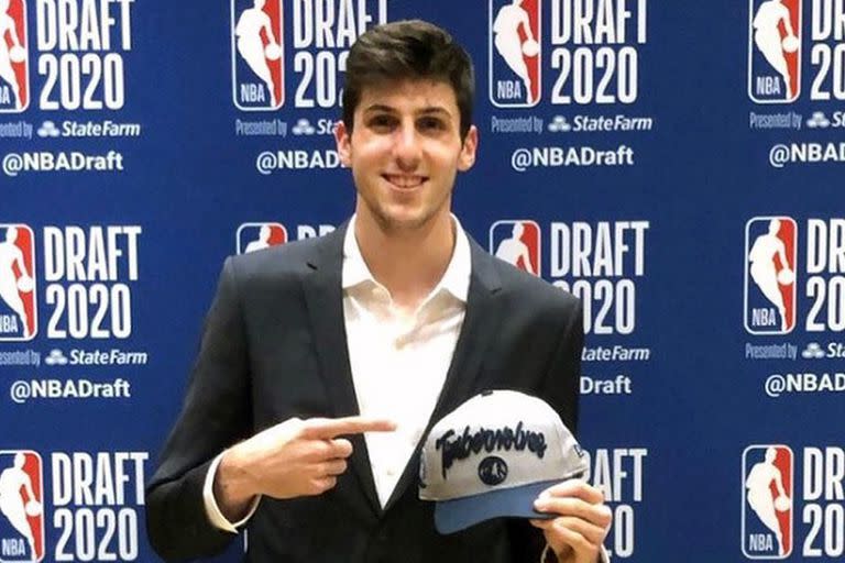 Leandro Bolmaro con una gorra de los Timberwolves