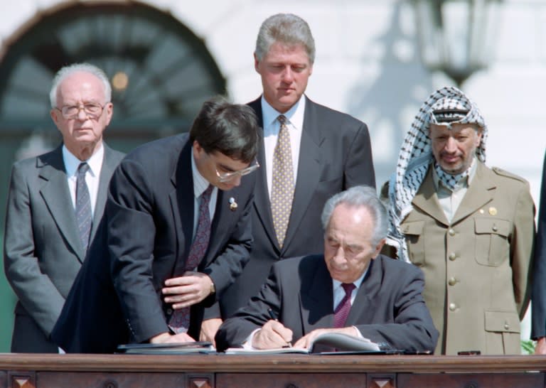 Shimon Peres (C), at the time Israeli foreign minister, signed the Oslo Accords in 1993, on Palestinian autonomy in the occupied territories