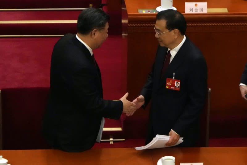 2023年3月5日，中國全國人民代表大會開幕式在北京舉行，習近平與李克強握手致意。（美聯社）