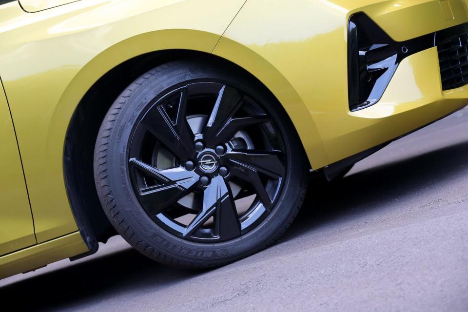 採用專屬17吋燻黑輪圈配置，225/45R17的配胎尺碼有利於提升行路品質與舒適性。