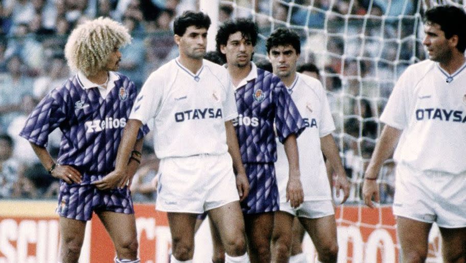 ​Carlos Valderrama fue uno de los mejores centrocampistas colombianos durante los años 80 y 90. Casi toda su carrera estuvo entre su país y Estados Unidos. Sin embargo, cuatro años de su vida futbolística los vivió en Europa, tres en Francia y uno en España. Aquí en la Liga española estuvo en el Valladolid y lo más recordado de su paso por nuestro país fue el famoso tocamiento de huevos que le hizo Michel, jugador del Real Madrid, en un corner. Todo ocurrió un 8 de Septiembre de 1991, durante...