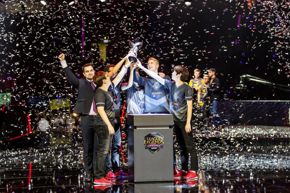 Zven and G2 hold the EU LCS finals trophy (Riot Games/Lolesports)