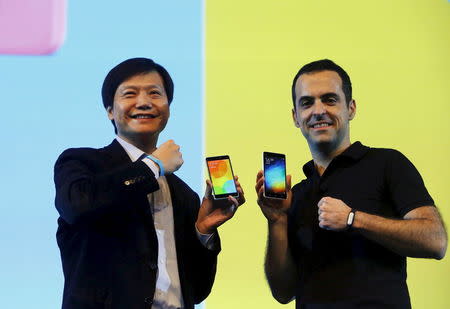 Lei Jun (L), founder and chief executive officer of Xiaomi, and Hugo Barra, Xiaomi's vice president of international operations, display Mi 4i phones during its launch in New Delhi April 23, 2015. REUTERS/Anindito Mukherjee