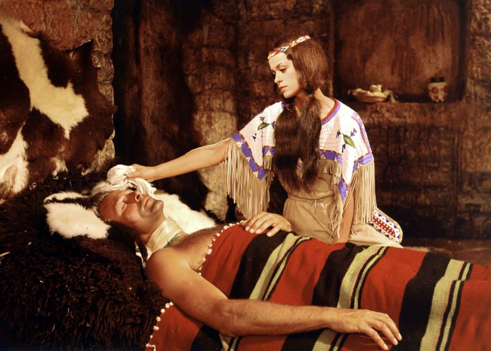 Marie Versini schlüpft in "Winnetou" in die Rolle der fürsorglichen Nscho-tschi, die sich darum bemüht, dem verletzten Old Shatterhand (Lex Barker) wieder auf die Beine zu helfen. Neben den drei "Winnetou"-Filmen (ZDF) sind auch noch einige andere Karl-May-Klassiker rund um die Ostertage zu sehen - und zwar im BR. (Bild: ZDF/Tobis Film)