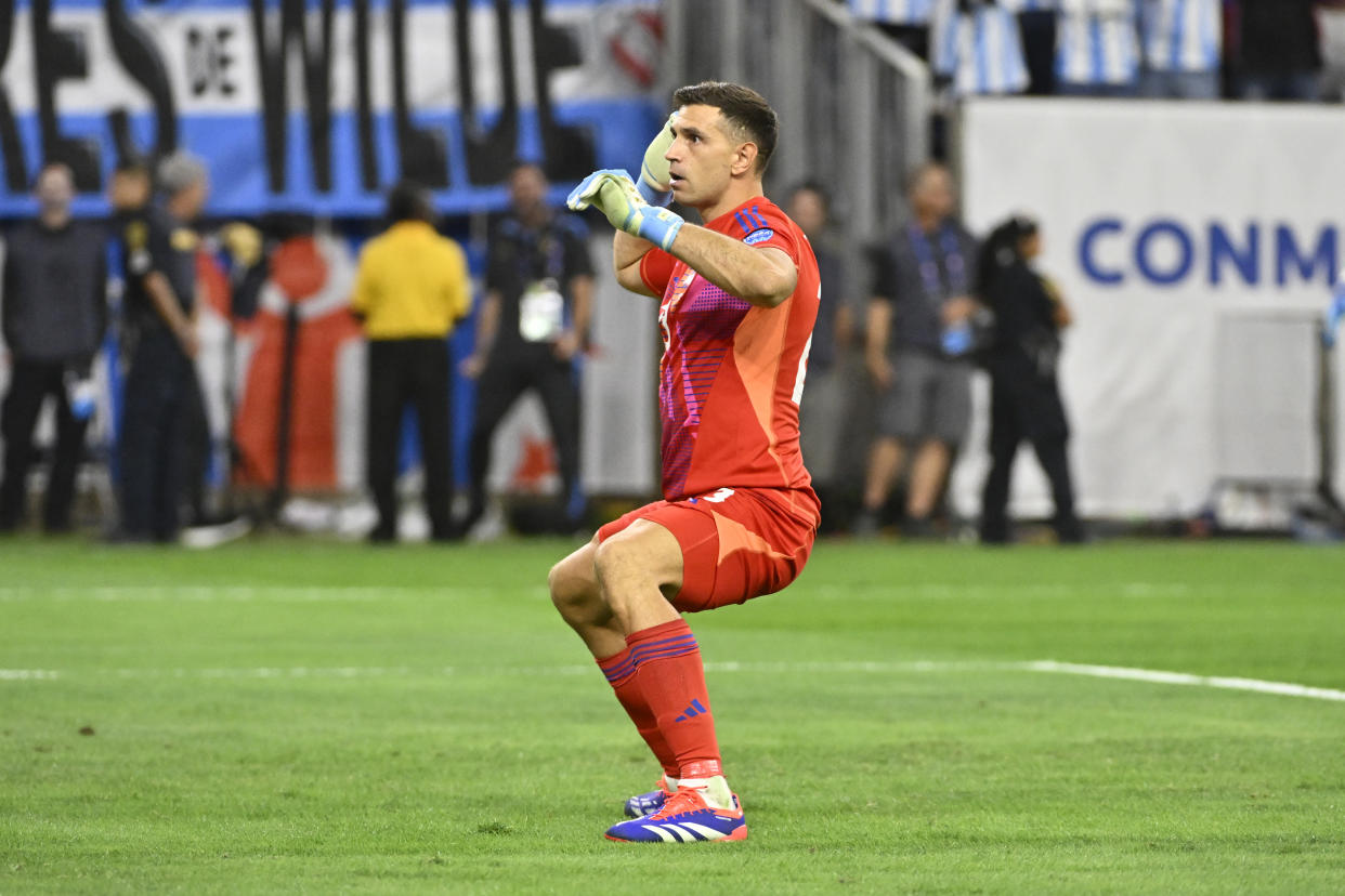 HOUSTON, TEXAS - JULY 04: Emiliano Martinez of Argentina celebrates stoping the first penalty in the penalty shoot out during the CONMEBOL Copa America 2024 quarter-final match between Argentina and Ecuador at NRG Stadium on July 04, 2024 in Houston, Texas. (Photo by Logan Riely/Getty Images)