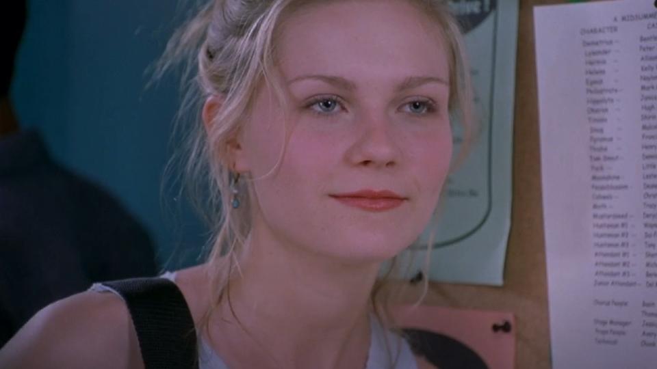 Kirsten Dunst standing next to lockers in Get Over It.