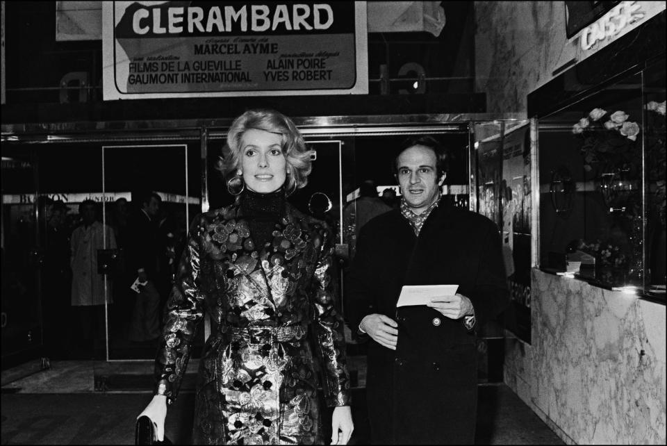 Catherine Deneuve et François Truffaut commencent à se fréquenter sur le tournage de <em>La Sirène du Mississipi, </em>dans lequel Jean-Paul Belmondo tombe sous l’emprise de la comédienne. L’actrice s’est séparée du photographe David Bailey un an plus tôt, tandis que le réalisateur a renoncé à son mariage avec Claude Jade. Elle est déjà maman d’un petit garçon prénommé Christian, né en 1963 de sa relation avec Roger Vadim. Le réalisateur est quant à lui papa de Laura et Éva, nées en 1959 et 1961, lors de son mariage avec Madeleine Morgenstern. Catherine Deneuve et François Truffaut font tout pour garder leur amour secret. Après la mort du cinéaste en 1984, Catherine Deneuve fait une déclaration profondément touchante à son égard, et affirme que le secret était un trait de sa personnalité. "<em>C'était quelqu'un d'intelligent... qui avait beaucoup de talent. Oh oui, c'était vraiment quelqu'un de très très exceptionnel, non seulement par son talent, mais aussi parce qu'il avait réussi à vivre comme il en avait envie. Il a très bien su se protéger tout en étant extrêmement respectueux des autres. Il avait une vie très secrète. Pas solitaire, mais très secrète. C'était quelqu'un qui voyait des gens, mais individuellement. Moi je ne le comprends pas tout à fait, mais ça demande une grande force de caractère et une grande rigueur</em>", explique-t-elle au magazine Elle. <em>(Photo by Yves LE ROUX/Gamma-Rapho via Getty Images)</em>