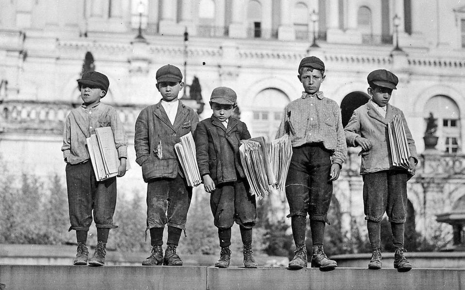 A group of newsies selling on the Capitol steps in Washington DC, 1912 - Imago History Collection / Alamy